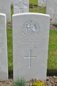 Etaples Military Cemetery - Nichols, T G