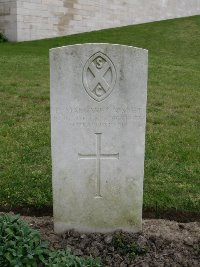 Etaples Military Cemetery - Nisbet, E M