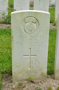 Etaples Military Cemetery - Nixon, G