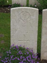 Etaples Military Cemetery - Nixon, J