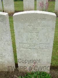 Etaples Military Cemetery - Nixon, W