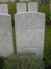 Etaples Military Cemetery - Oliver, F