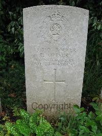 Etaples Military Cemetery - Oliver, Percy