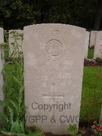 Etaples Military Cemetery - Outhwaite, William Noel