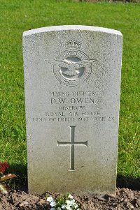 Etaples Military Cemetery - Owen, Donald William