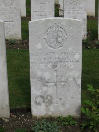 Etaples Military Cemetery - Owen, E W