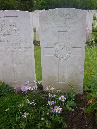 Etaples Military Cemetery - Owen, Leonard William