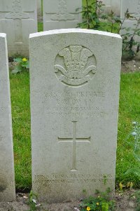 Etaples Military Cemetery - Owen, R R