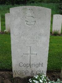 Etaples Military Cemetery - Parker, Louis Edward