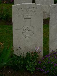 Etaples Military Cemetery - Parker, Leslie Frank