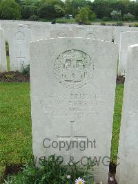 Etaples Military Cemetery - Parrott, Roland John William