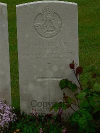 Etaples Military Cemetery - Pearce, James Victor