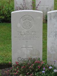 Etaples Military Cemetery - Pearson, S G