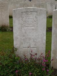 Etaples Military Cemetery - Pee, G