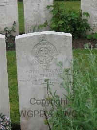Etaples Military Cemetery - Perrett, Dennis Victor