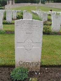 Etaples Military Cemetery - Perry, Kenneth William