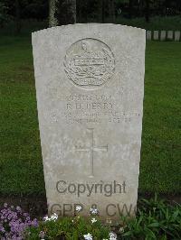 Etaples Military Cemetery - Perry, Richard Hugh