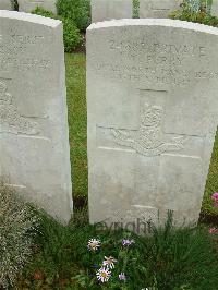 Etaples Military Cemetery - Perry, W