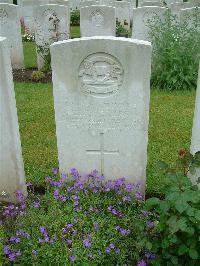 Etaples Military Cemetery - Peters, John Edward