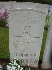 Etaples Military Cemetery - Pettifer, C H