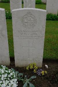 Etaples Military Cemetery - Pettifer, W