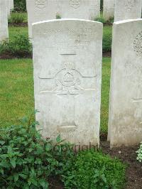 Etaples Military Cemetery - Pettit, J W