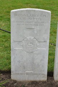 Etaples Military Cemetery - Pettit, Leonard Edwin