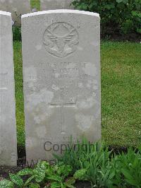 Etaples Military Cemetery - Pettit, Walter Frederick