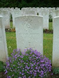 Etaples Military Cemetery - Petty, T R