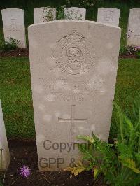 Etaples Military Cemetery - Picknell, Richard