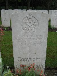 Etaples Military Cemetery - Piercy, Thomas William