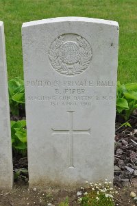 Etaples Military Cemetery - Piper, Bert