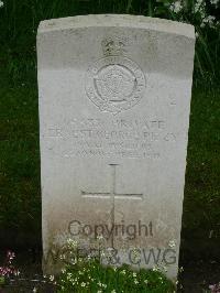 Etaples Military Cemetery - Pizzy, Ernest George