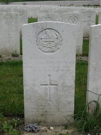 Etaples Military Cemetery - Plummer, J