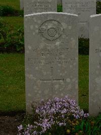 Etaples Military Cemetery - Poole, T