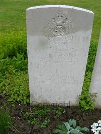 Etaples Military Cemetery - Pordage, S