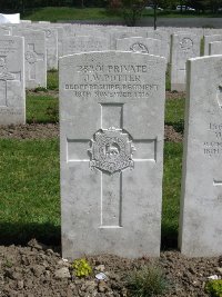 Etaples Military Cemetery - Potter, John William