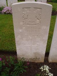 Etaples Military Cemetery - Potts, F