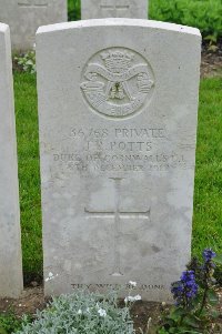 Etaples Military Cemetery - Potts, James Robert