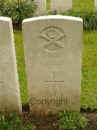 Etaples Military Cemetery - Poulton, Benjamin