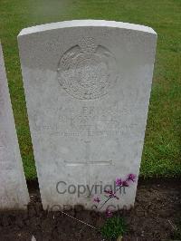 Etaples Military Cemetery - Powell, Samuel