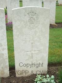 Etaples Military Cemetery - Pratt, T