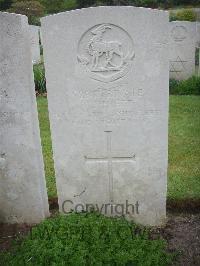 Etaples Military Cemetery - Prett, T J