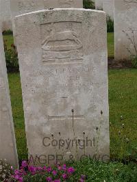 Etaples Military Cemetery - Pugh, E