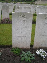 Etaples Military Cemetery - Punt, W E