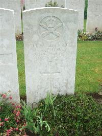 Etaples Military Cemetery - Putman, Lionel Arthur