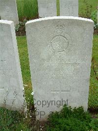 Etaples Military Cemetery - Pyle, F H