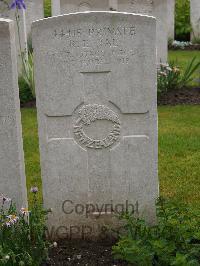Etaples Military Cemetery - Rae, Robert Ernest