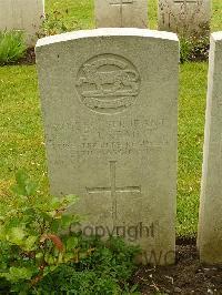 Etaples Military Cemetery - Read, E J