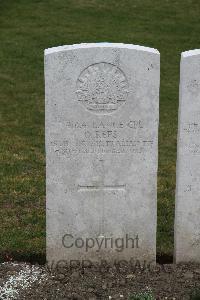 Etaples Military Cemetery - Rees, Owen